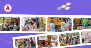 Card informativo com fundo roxo e o título em destaque: “Evento promove letramento racial para comunidade da Baixa do Tubo”. Abaixo, há uma colagem de sete fotografias do evento, mostrando crianças, adolescentes e adultos participando de atividades educativas e de leitura. As imagens incluem uma roda de conversa sob uma tenda, mediação de leitura dentro de uma biblioteca itinerante, distribuição de livros, participantes posando em frente ao ônibus-biblioteca Nelson Mandela e crianças colorindo materiais educativos. Um selo circular com a frase “Matéria – Link na bio” aparece no canto direito. No rodapé, estão as logomarcas da Avante – Educação e Mobilização Social e da Kinder Not Hilfe.